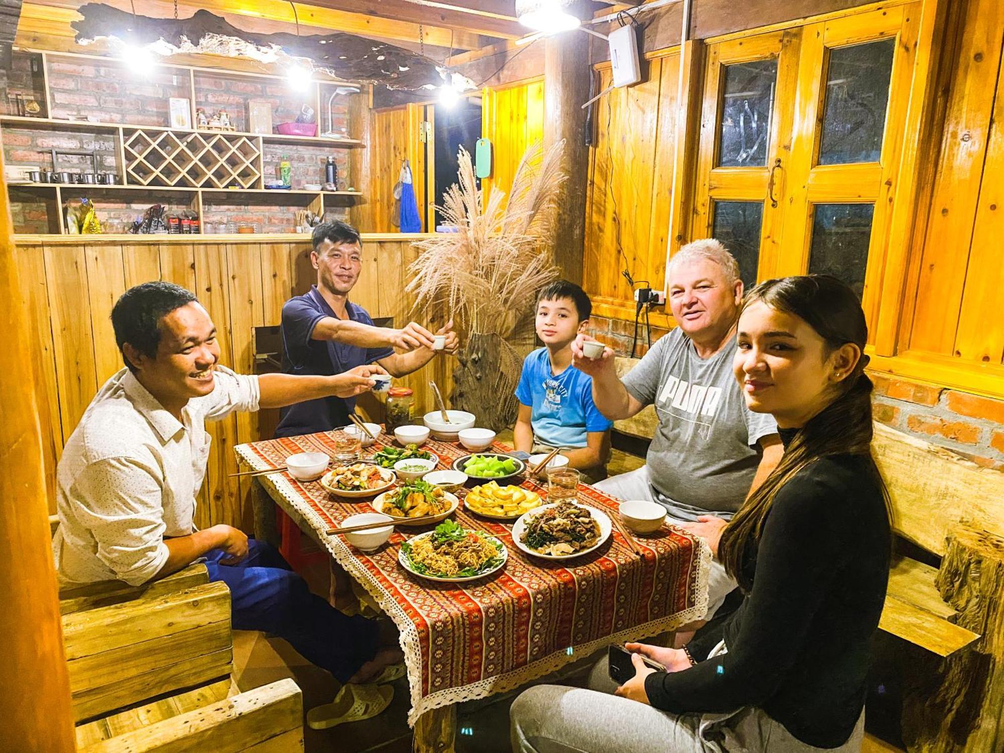 Pham'S House - Homestay & Cafe サパ エクステリア 写真